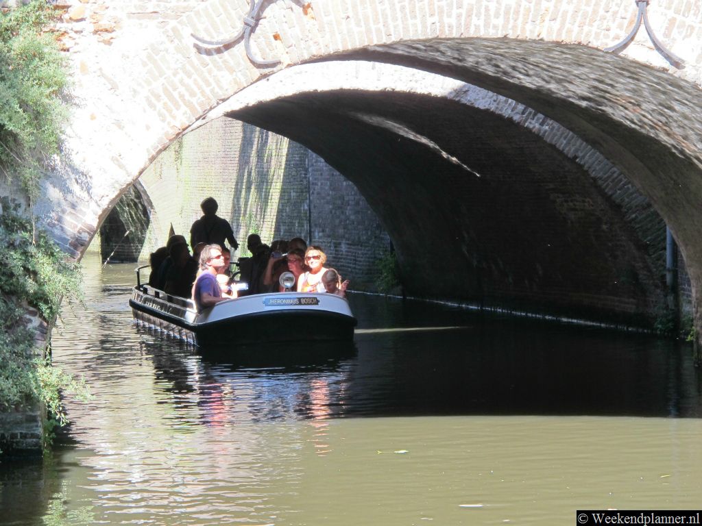 De gidsen weten veel te vertellen van de bijzondere geschiedenis van de Binnendieze en de stad daar boven.Tip: Varen onder het centrum van 's-Hertogenbosch.